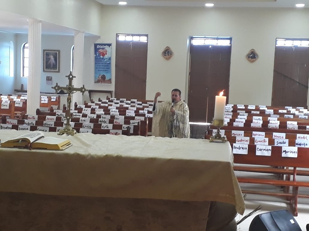 Com igreja esvaziada, padre põe nome de fiéis nos bancos e celebra missa