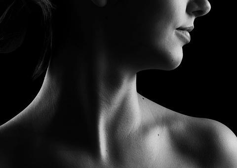 Jovem sofre derrame ao estalar pescoço