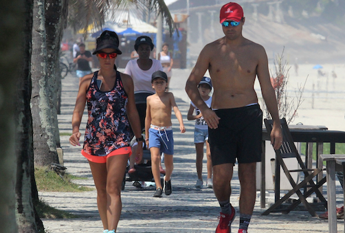 Famosos ignoram quarentena e são flagrados em praia 