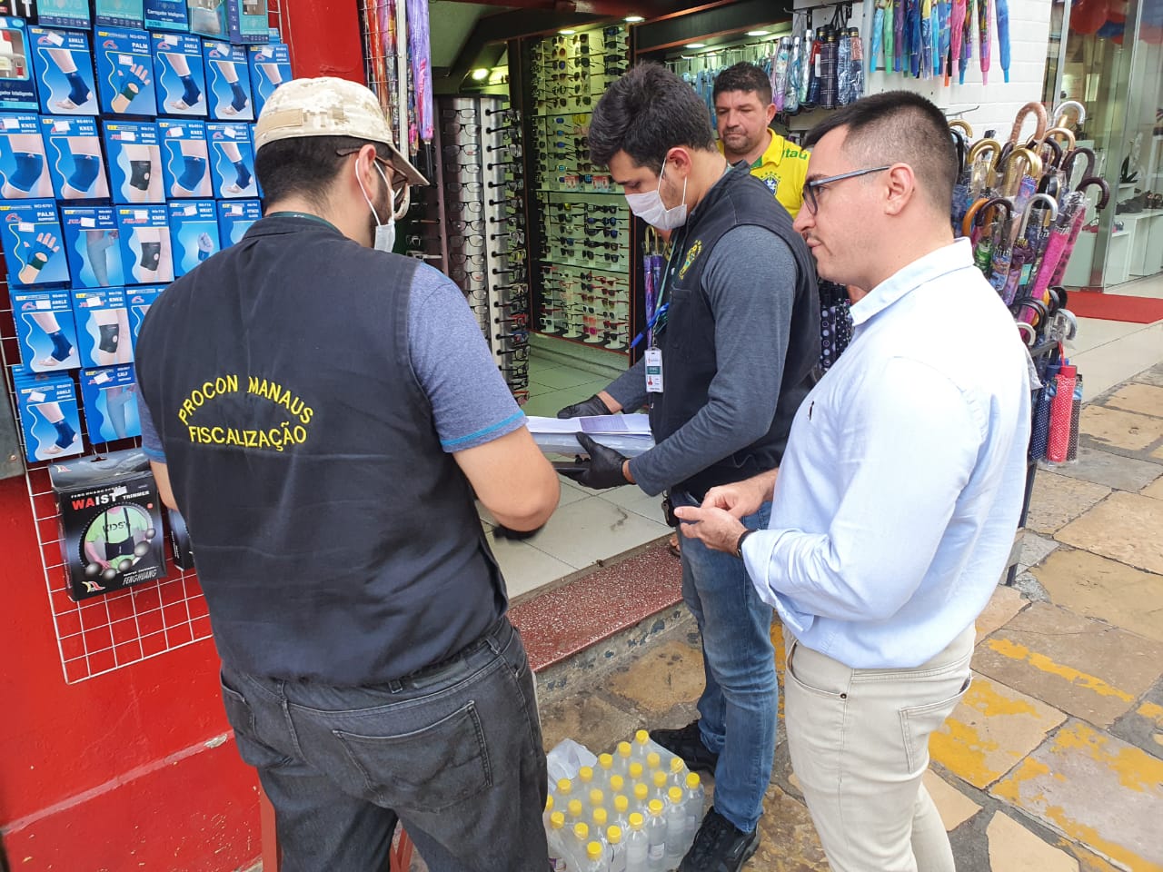 Procon apreende mais de cem unidades de suposto álcool em gel no Centro de Manaus 