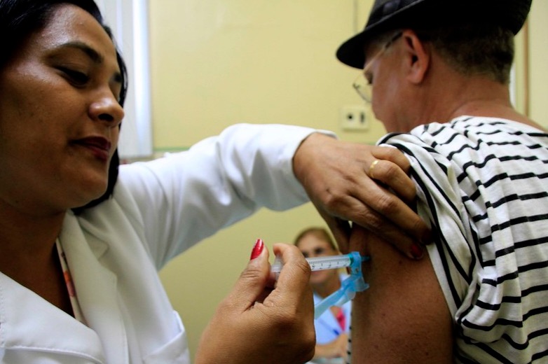 Vacina contra gripe é disponibilizada para idosos e trabalhadores da saúde em Manaus