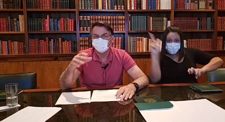 Hospital que atendeu Bolsonaro e comitiva deve mostrar lista de quem tem coronavírus, decide juíza