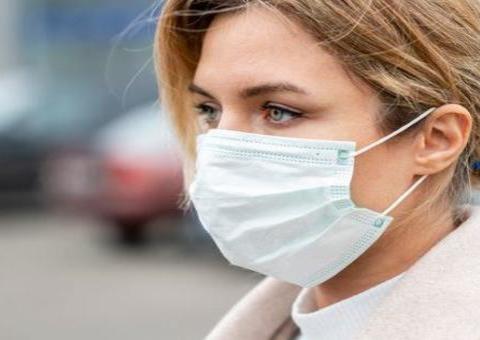 Máscara descartável é símbolo da pandemia de coronavírus; veja quando e como usar