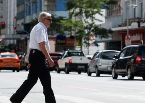 Medida que tira aposentadoria de idosos que saírem de casa durante quarentena é falsa