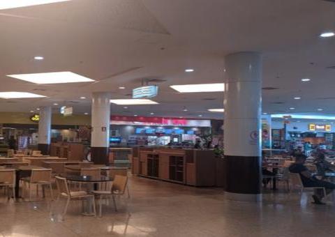 Shoppings têm lojas fechadas e baixo movimento neste sábado em Manaus; veja imagens 