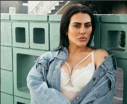 De sutiã, Cleo Pires ensina o que fazer na quarentena