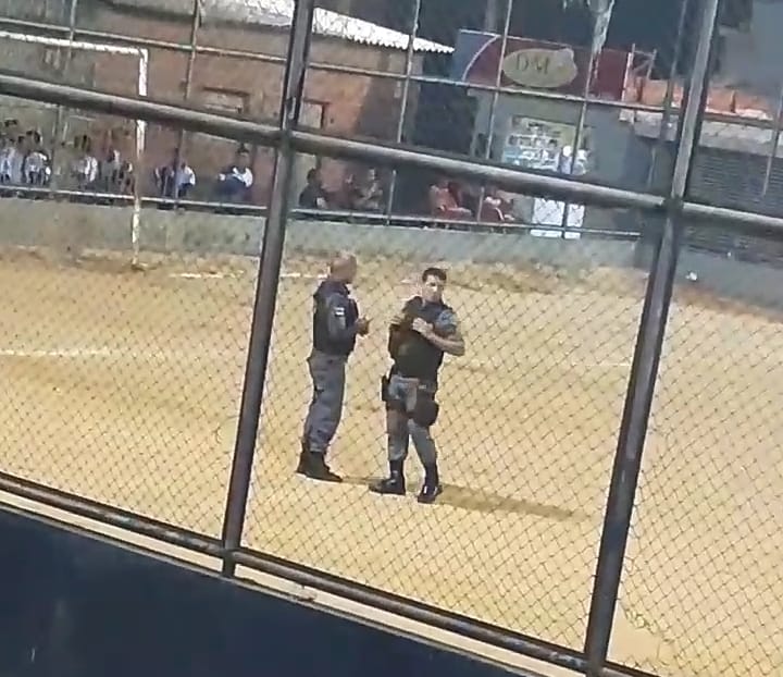 Polícia interdita campo em Manaus para que população se previna de coronavírus