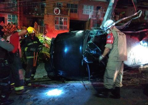Homens ficam presos às ferragens após carro quase derrubar poste em Manaus
