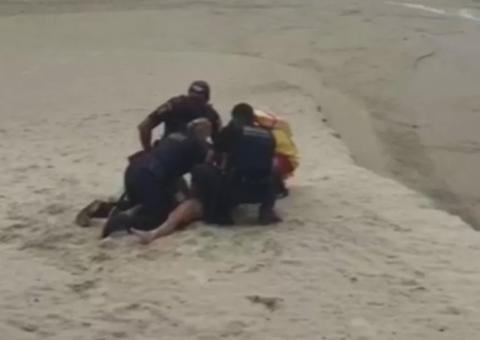 Mulher é presa em praia após desobedecer ordem de quarentena; confira vídeo