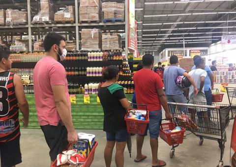 Desesperados, manauaras correm para supermercados após decreto de quarentena no Amazonas 