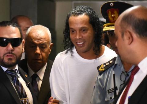 Preso no Paraguai, Ronaldinho ganha bolo de aniversário e visita curiosa