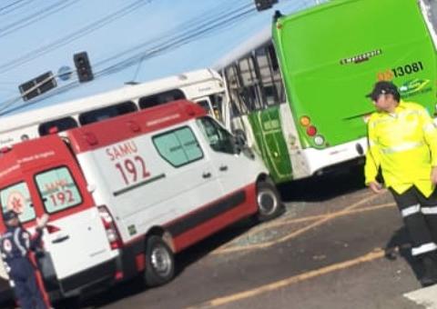 Ônibus colidem durante blecaute em Manaus e deixam feridos