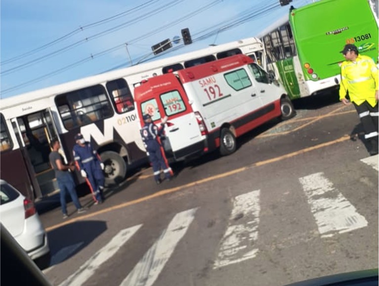 Ônibus colidem durante blecaute em Manaus e deixam feridos