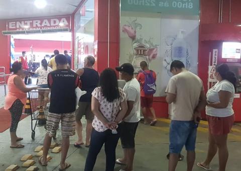 Supermercado limita entrada e clientes fazem fila do lado de fora em Manaus