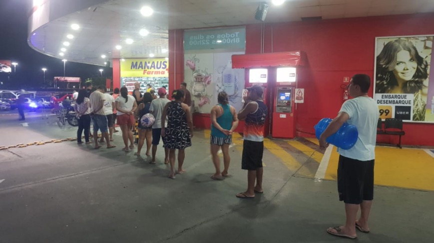 Supermercado limita entrada e clientes fazem fila do lado de fora em Manaus