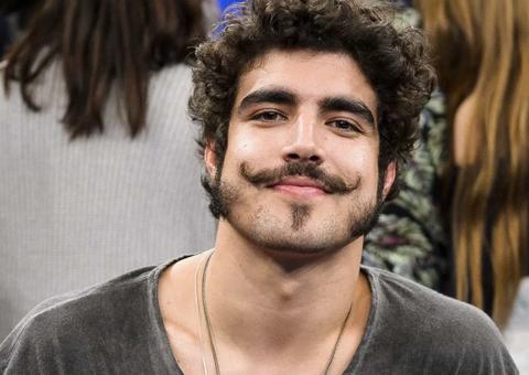 Caio Castro revela que sofreu com mau hálito de atriz em cena de beijo