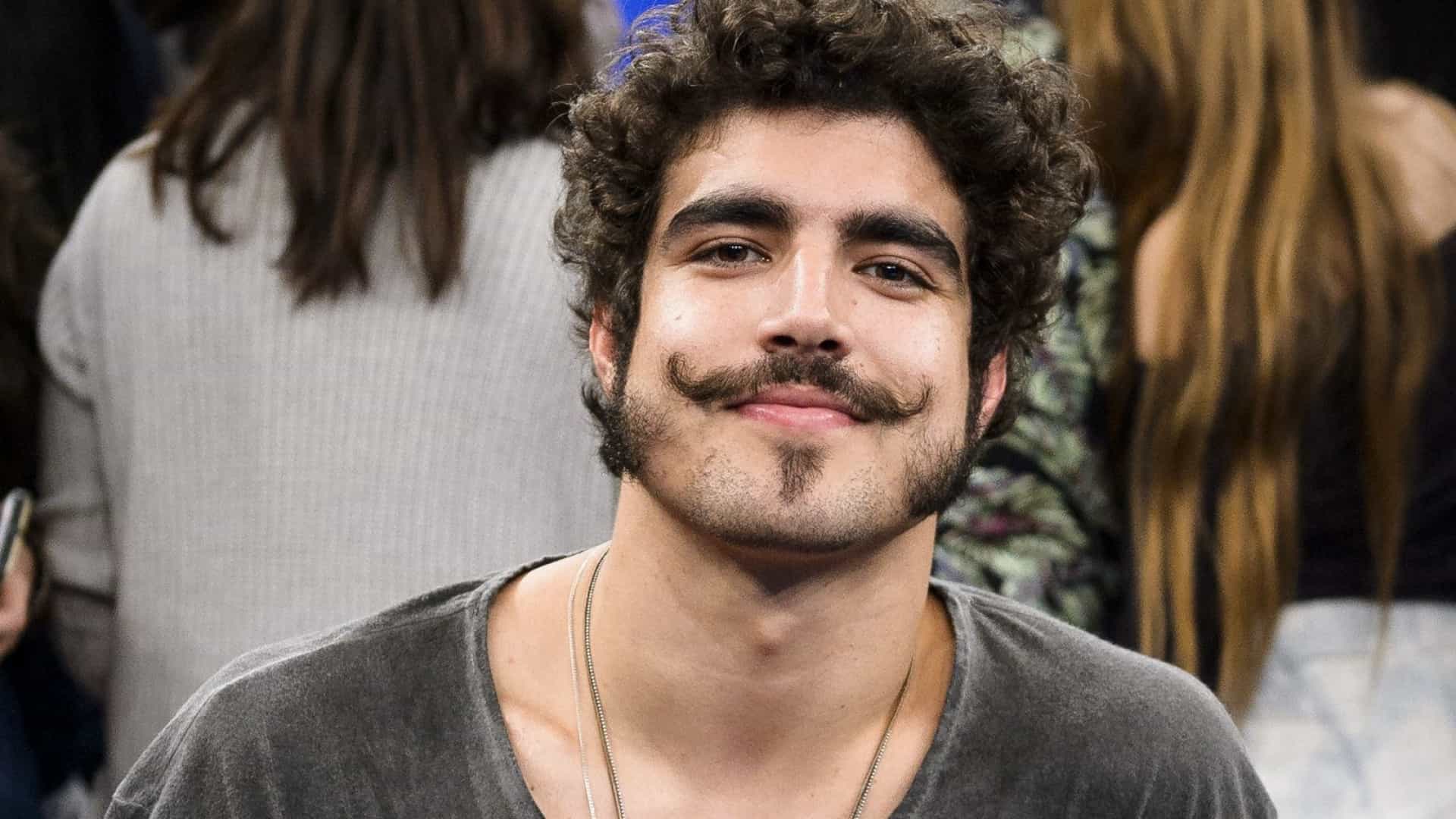 Caio Castro revela que sofreu com mau hálito de atriz em cena de beijo