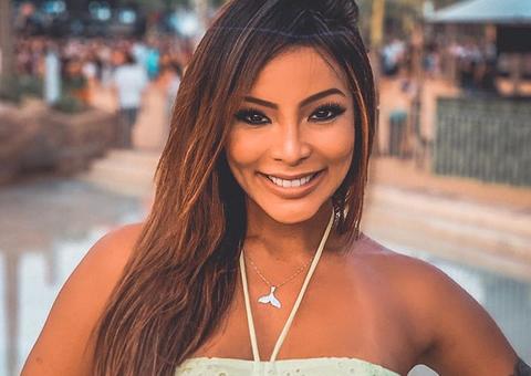 Carol Nakamura posa de lingerie e mostra o que fazer na quarentena