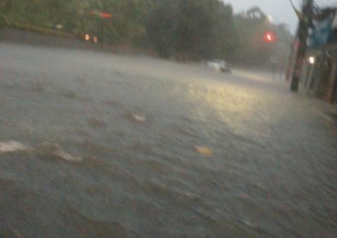 Chuva torrencial alaga ruas e derruba muros de casas de Manaus