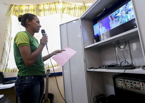 Aulas da rede pública iniciam nesta segunda-feira na TV Aberta e pelo celular 