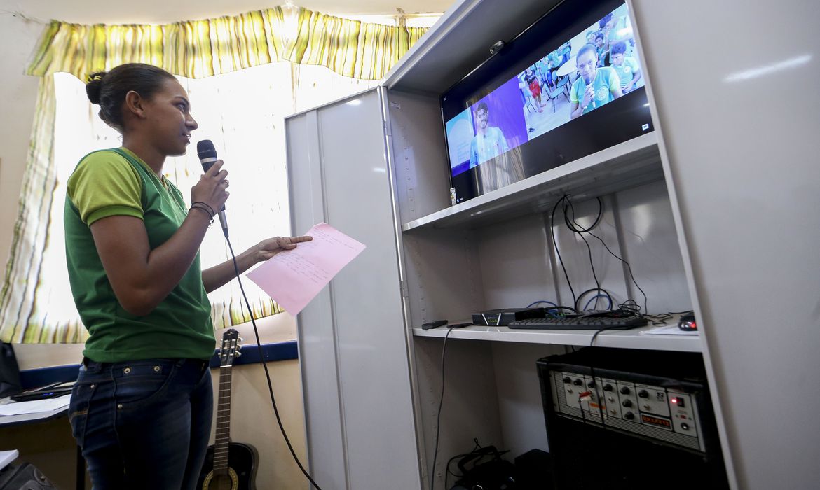 Aulas da rede pública iniciam nesta segunda-feira na TV Aberta e pelo celular 