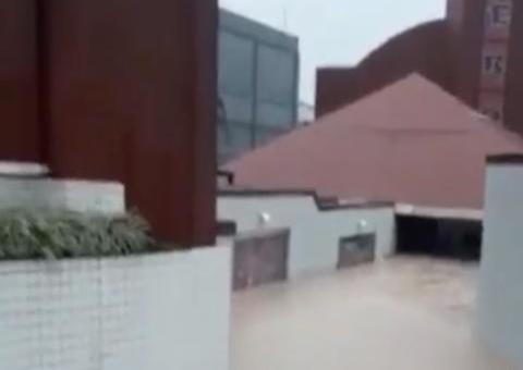 Ilhados no Eros Motel, casais são resgatados de bote por equipe de bombeiros em Manaus