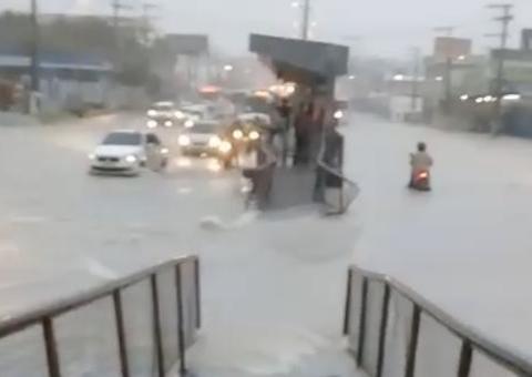 Em Manaus, chuva deixa avenida Torquato Tapajós debaixo d'água 