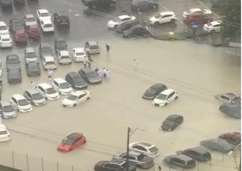 Igarapé do Mindu transborda em Manaus com forte chuva e invade concessionária