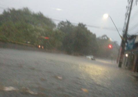 Homem cai em igarapé e desaparece durante forte chuva em Manaus