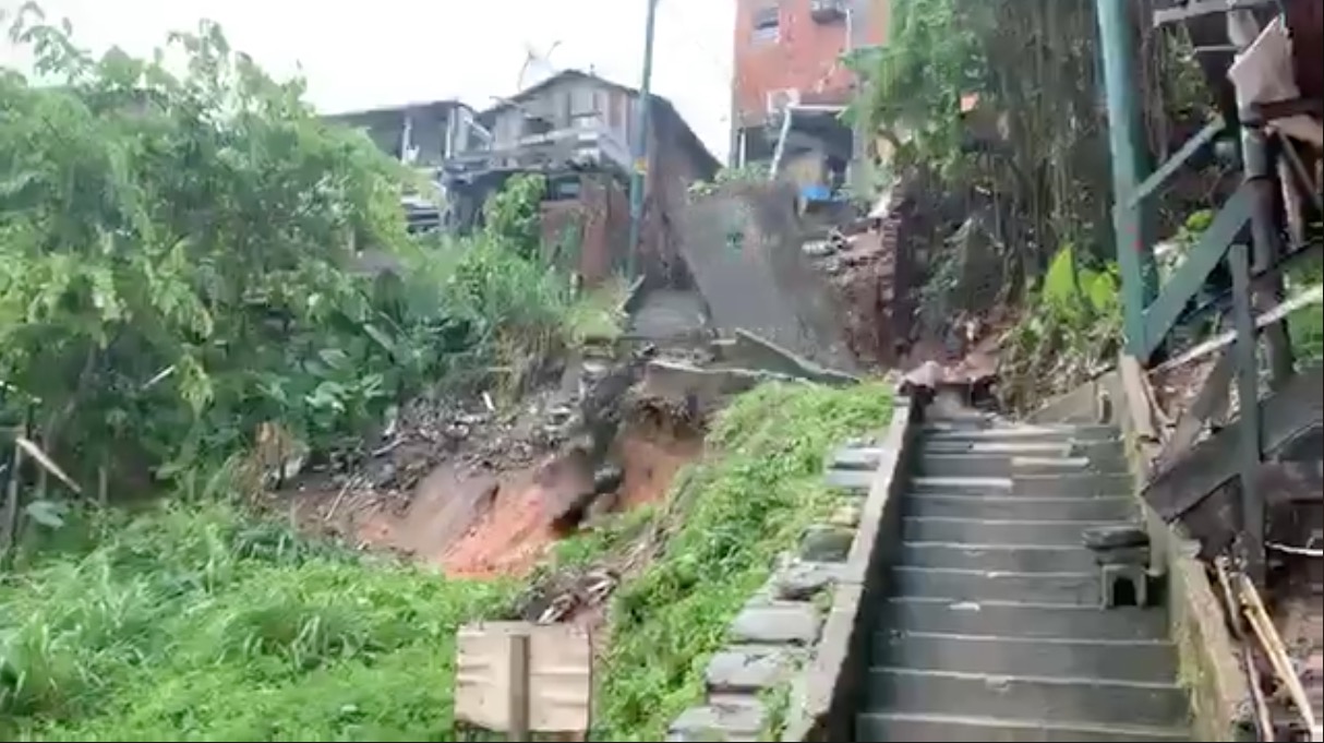 Casal fica gravemente ferido após casa desabar durante chuva em Manaus 