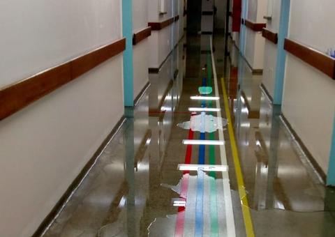 Esgoto transborda durante chuva e alaga corredores do Hospital da Criança em Manaus 