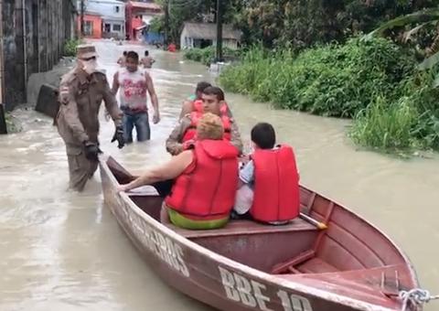 Em Manaus, idosos e crianças são retirados de casas alagadas em botes; confira vídeo
