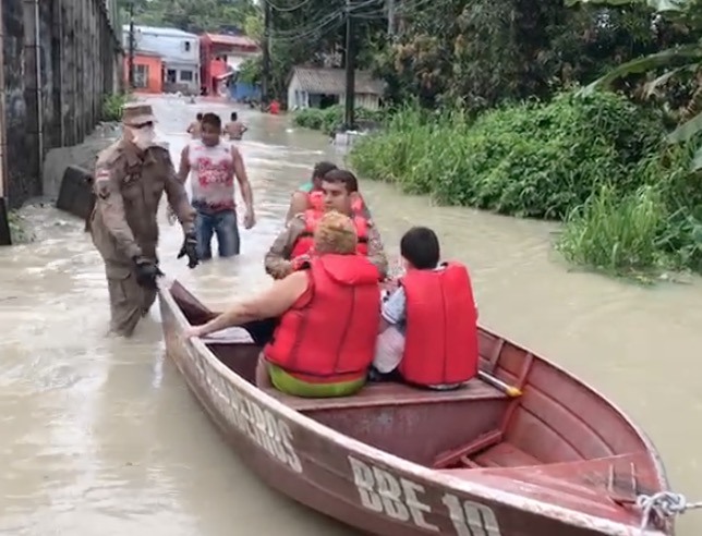 Em Manaus, idosos e crianças são retirados de casas alagadas em botes; confira vídeo