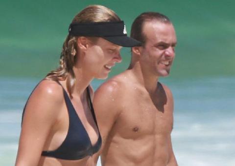 Ex-jogador Roger Flores ignora quarentena e curte praia com a esposa 