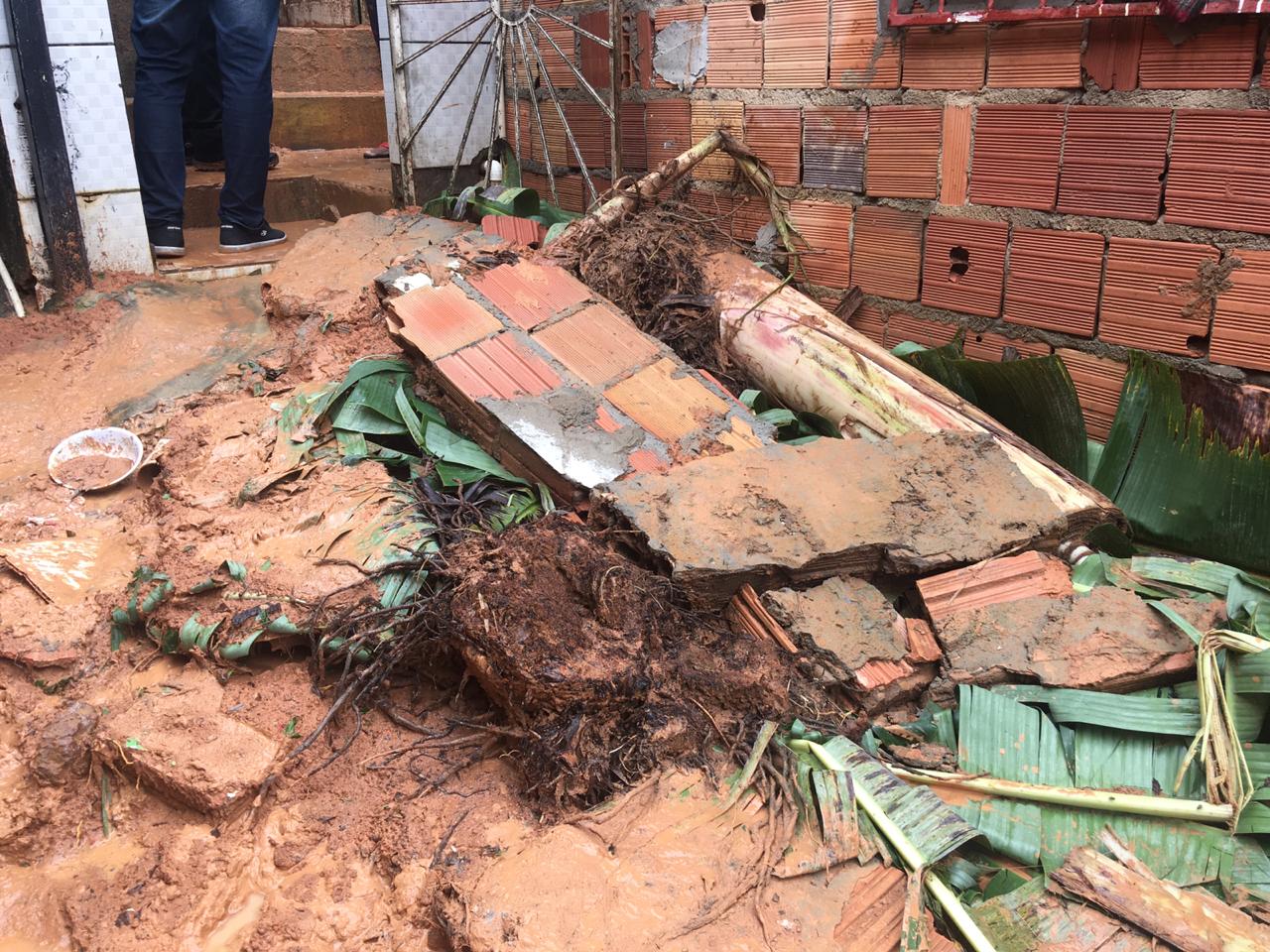 Criança de 11 anos morre durante chuva em Manaus após muro desabar enquanto dormia 