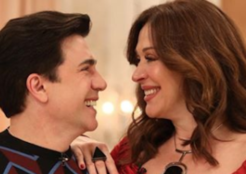 Claudia Raia mostra marido pintando os cabelos brancos dela durante quarentena 