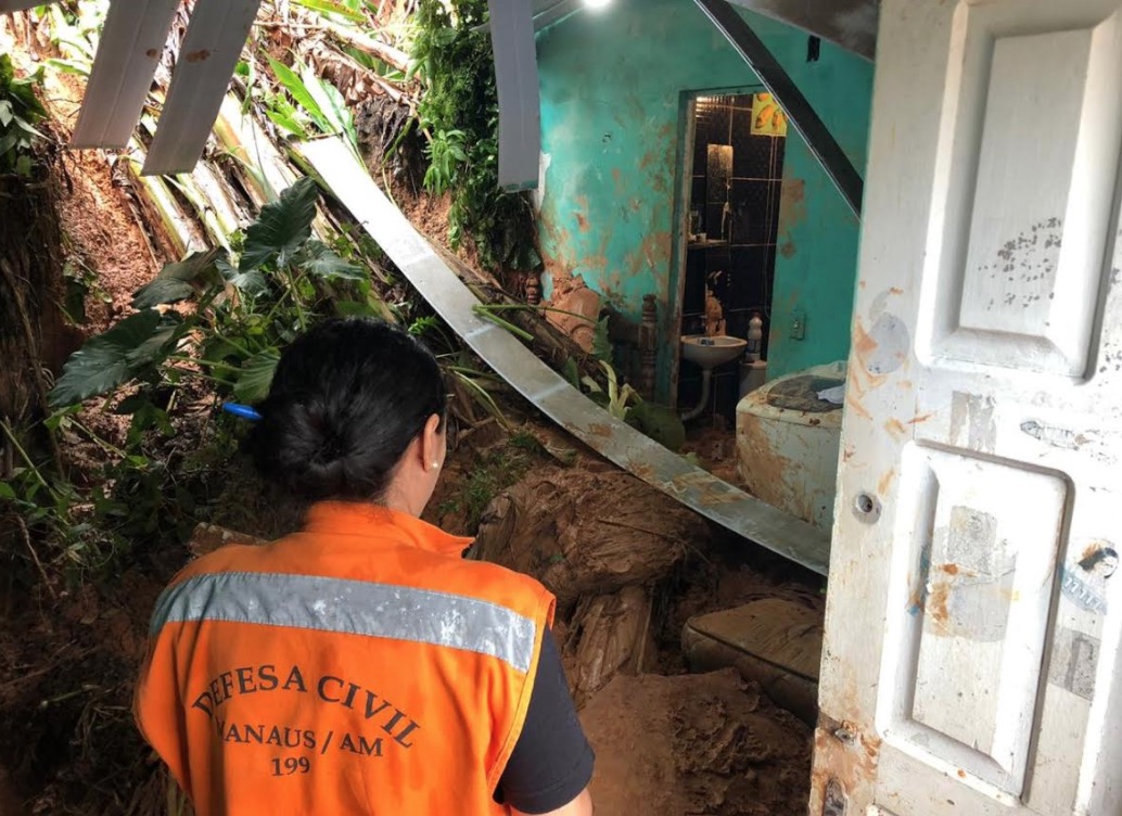 Família de criança morta em deslizamento recebe assistência em Manaus