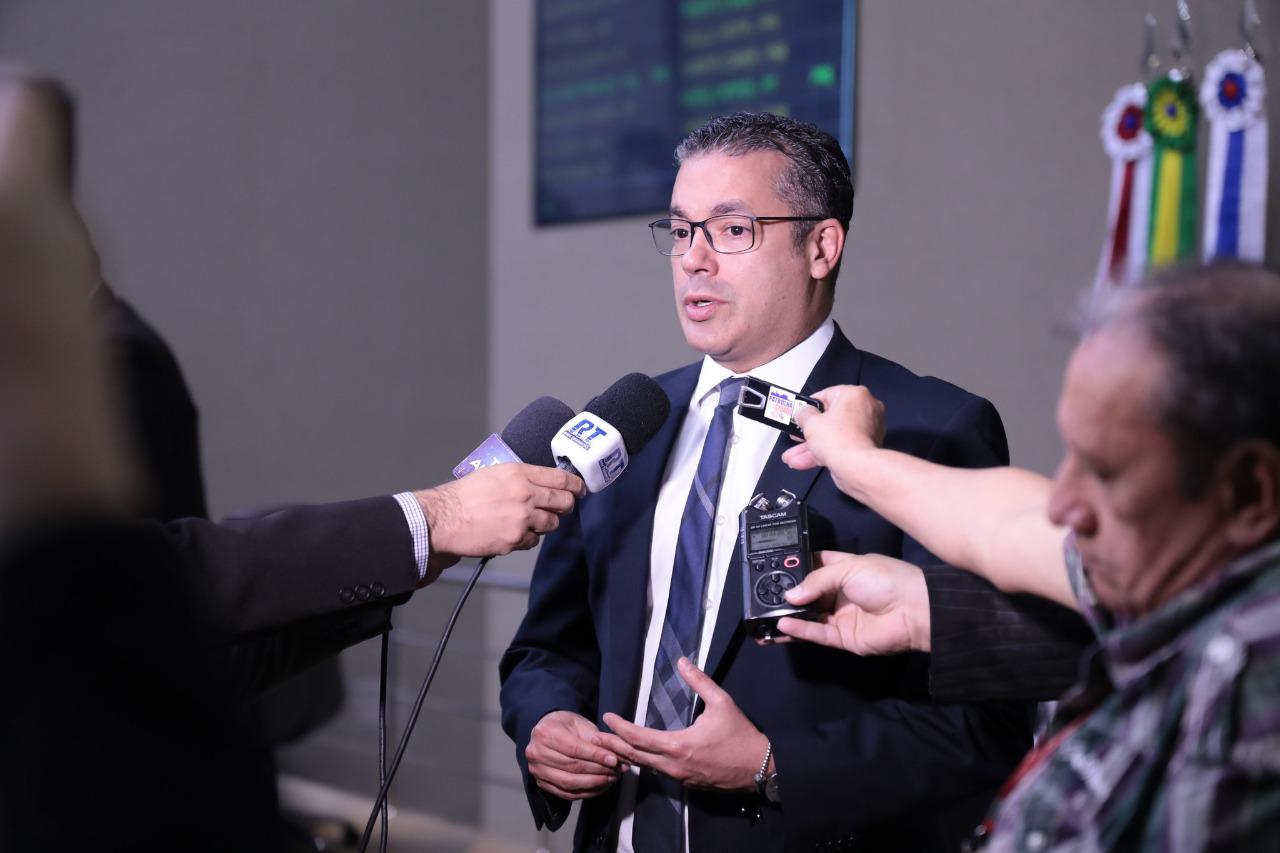 Presidente da Aleam propõe antecipar salários dos servidores