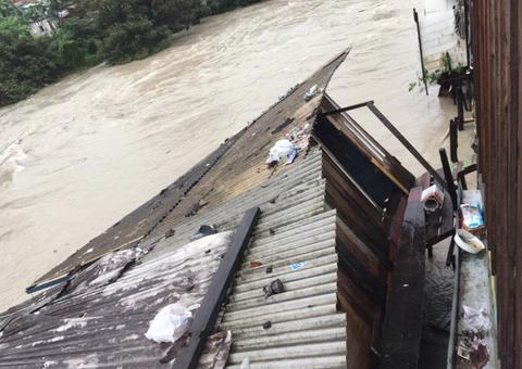 Casas são levadas pela água durante chuva torrencial em Manaus