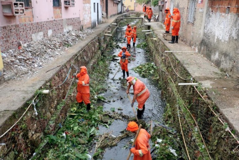 Serviços de limpeza pública são suspensos em Manaus