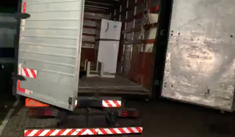 Dupla aluga caminhão para carregar furto de residência em Manaus