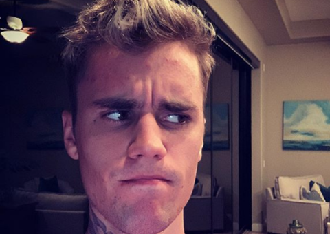 Fã aparece nua em momento íntimo durante live de Justin Bieber