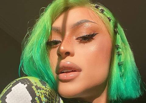 De pernas abertas, Pablo Vittar aconselha: 'Lavem as mãos'