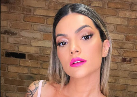 De biquíni, Kelly Key exibe corpão à beira da piscina em foto com filho