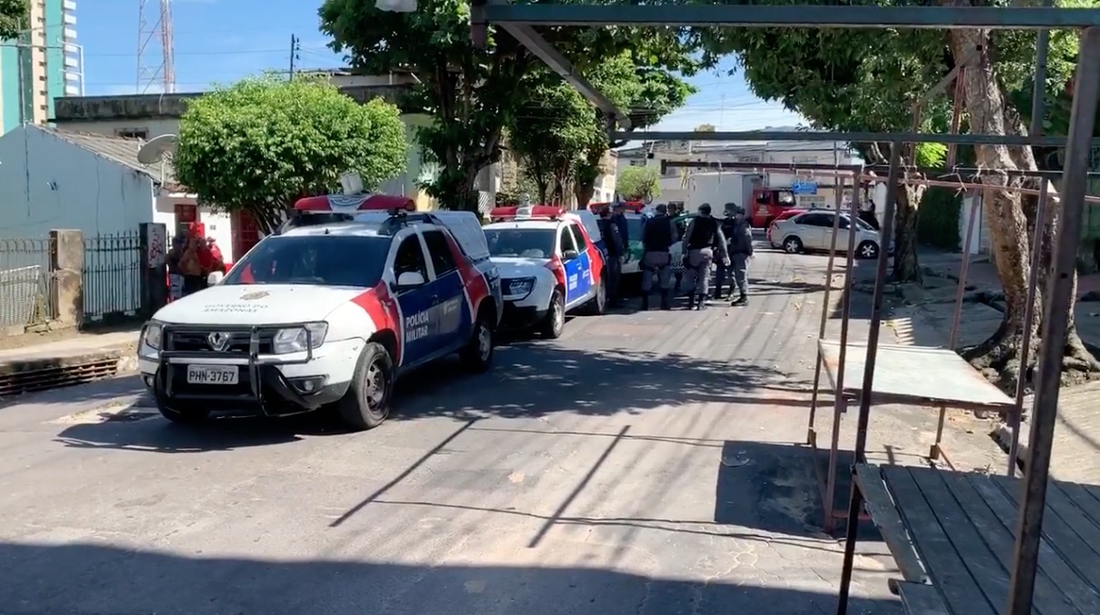 Após denúncia, Polícia Militar fiscaliza feira da Aparecida em Manaus 