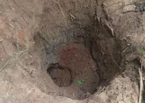 Após revelar estupro, criança é enterrada viva de cabeça para baixo por mãe e irmão