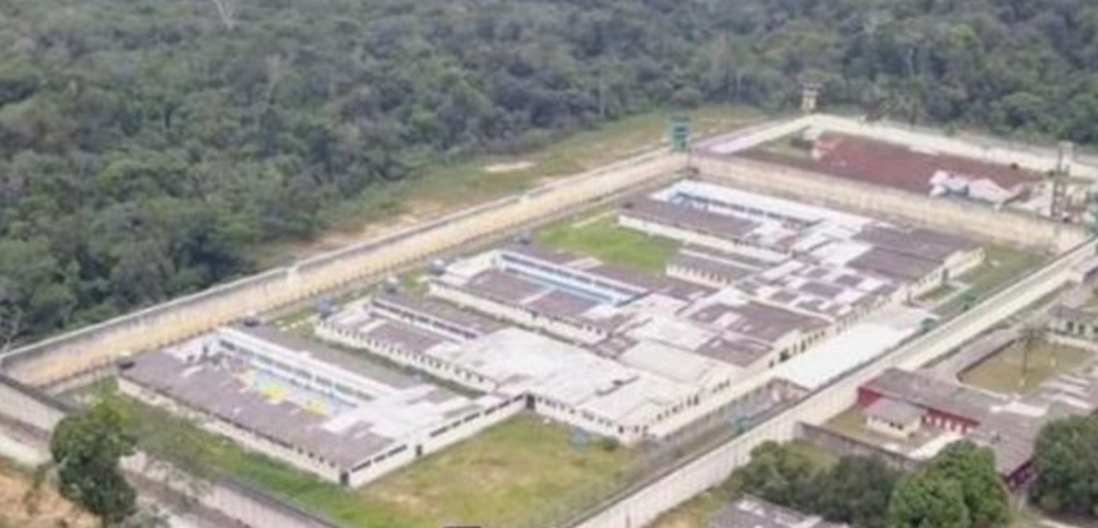 Polícia apreende celulares e drogas que seriam arremessados para dentro de UPP