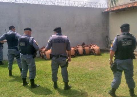 Surto de sarna faz presos serem retirados às pressas de cela em delegacia no Amazonas