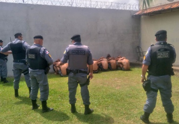 Surto de sarna faz presos serem retirados às pressas de cela em delegacia no Amazonas