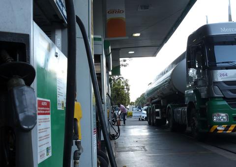 Postos de combustíveis começam a funcionar em horário reduzido 
